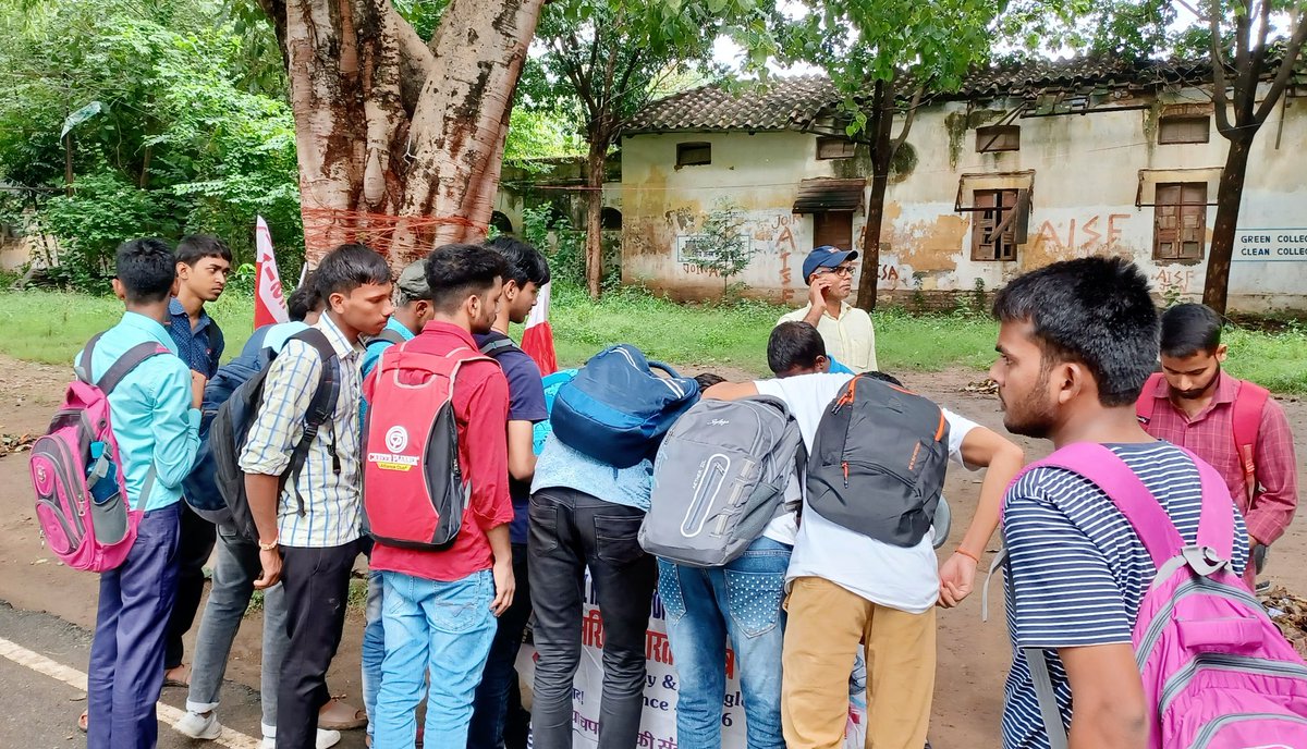 MeerSaifAli18's tweet photo. आज AISF पटना विश्वविद्यालय के पटना कालेज में सघन सदस्यता अभियान चलाया गया। जिसमें सैकड़ों की संख्या में छात्र छात्राओं ने बढ़चढ़ कर एआईएसएफ की सदस्यता ग्रहण किया।
#इंकलाब_जिन्दाबाद
#Aisf_long_live 🇧🇭✊
#AISF
@AISFofficial https://t.co/aM4ZBGN8jf