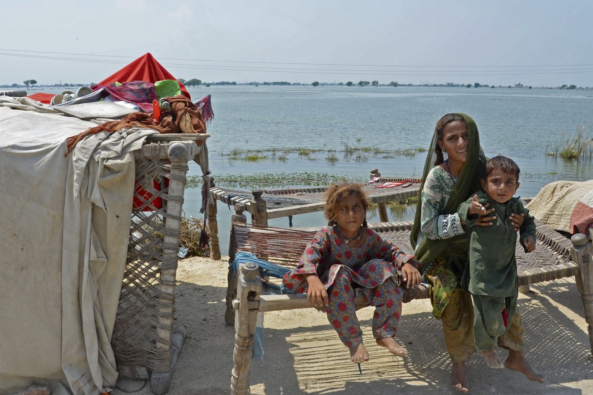 3.4 million children in Pakistan need urgent humanitarian aid after record monsoons flooded one third of the country.

Floods killed 1,300+ people, including at least 481 children.

@HRW says 18,000 schools are damaged and worst affected areas were already suffering high poverty.