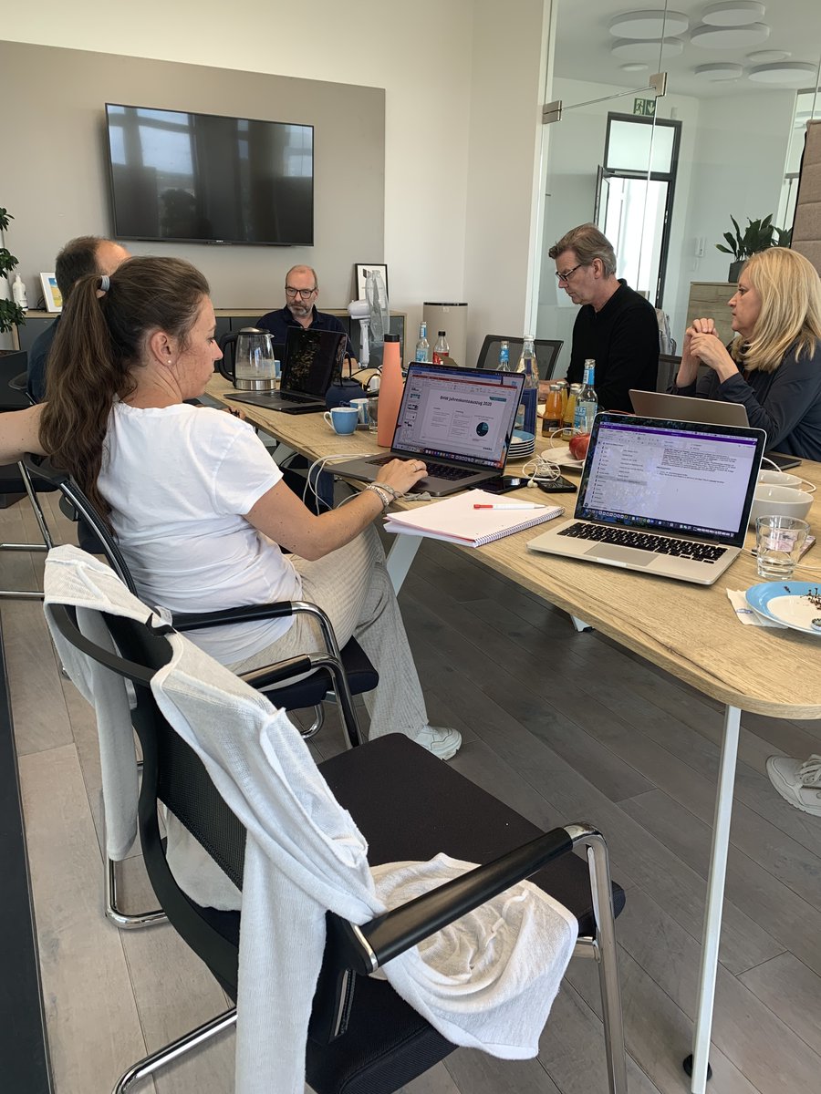 Neben unseren wöchentlichen Sales Weeklys haben wir auch einmal im Quartal ein großes Sales Quartals Meeting, indem wir über aktuelle Projekte, neue Leads und zukünftige Themen sprechen. Heute fand ein super Austausch mit tollen Aussichten auf die nächste Zeit statt.