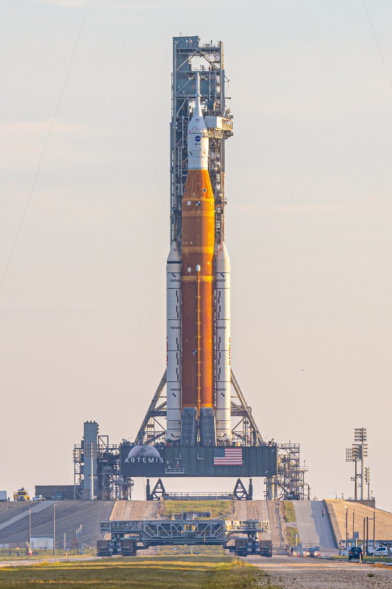 johnkrausphotos's tweet photo. SLS/Artemis I:

Placeholder dates of 9/23 + 9/27 on Eastern Range

Dates depend on range waiver for flight termination system batteries; otherwise, SLS rolled back to VAB to replace batteries, would mean NET mid-Oct.

Work continues on ground-side quick disconnect after 9/3 scrub https://t.co/xkGMshWT5s