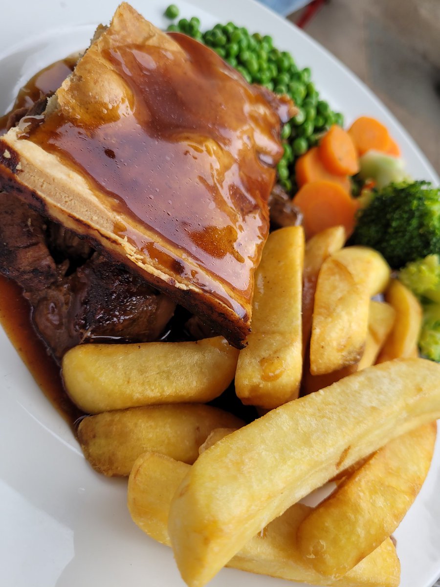 Yorkshirebridge's tweet photo. This weather we're currently having definitely calls for hearty homemade pie ๐ฅง & don't forget the lashings of gravy!
#steakandkidneypie #homemadepie #pietime #piechipsandgravy #pieoftheday #pubgrub #getinmybelly #britishteatime #countrypub #bamford #eatdrinkexplorepdd https://t.co/bLLeYgpuLN