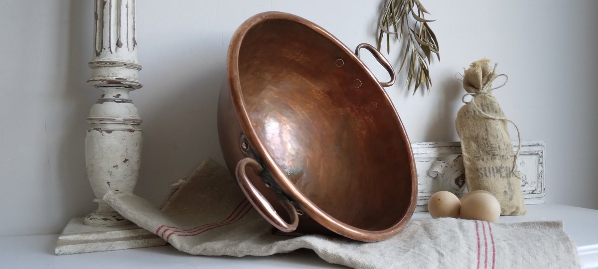 Voiledelin's tweet photo. Antique bol à mélange ou cul de poule en cuivre, vers 1900 https://t.co/0ASKBOYonW #bolamelangeencuivre #bassineablancoeuf #decorationcampagne #antiquecorbeilleafleurs #antiqueustensilepâtisserie #antiquedinanderie #décorcuisinefrançaise #bassinedemirondecuivre https://t.co/v2D1QvP5TY