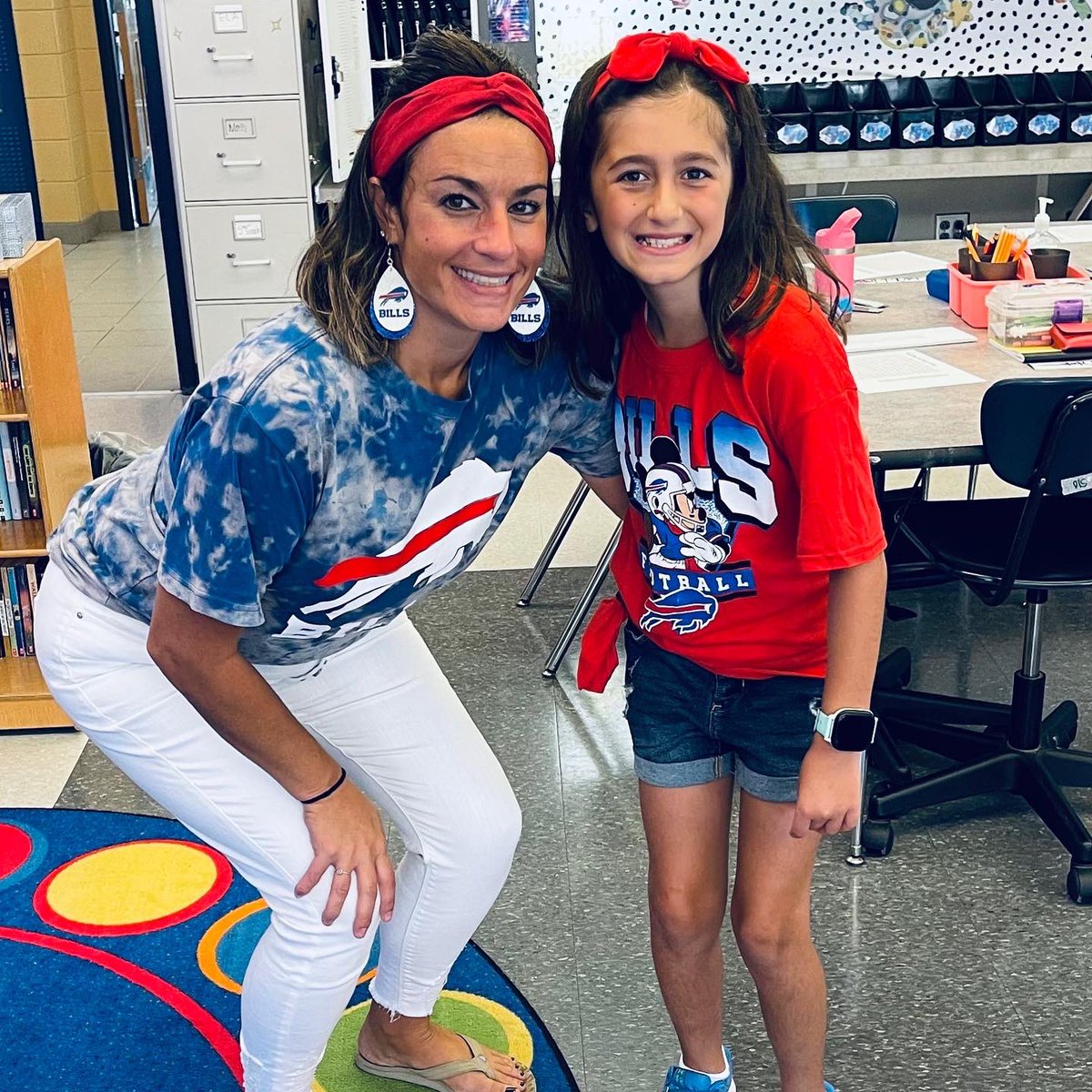 SpencerportCSD's tweet photo. LETโS GOOOO, BUFFALO! Our students & staff at #canalviewelementary are ready for kickoff tonight. Photo cred: Principal Denise Lemcke #CVRocks @BuffaloBills https://t.co/AUEUdNzgSU