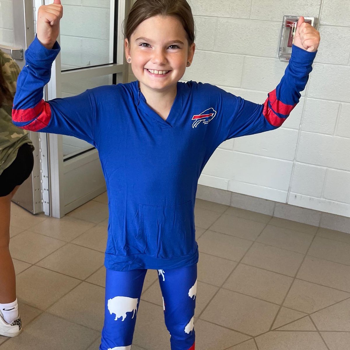 SpencerportCSD's tweet photo. LETโS GOOOO, BUFFALO! Our students & staff at #canalviewelementary are ready for kickoff tonight. Photo cred: Principal Denise Lemcke #CVRocks @BuffaloBills https://t.co/AUEUdNzgSU