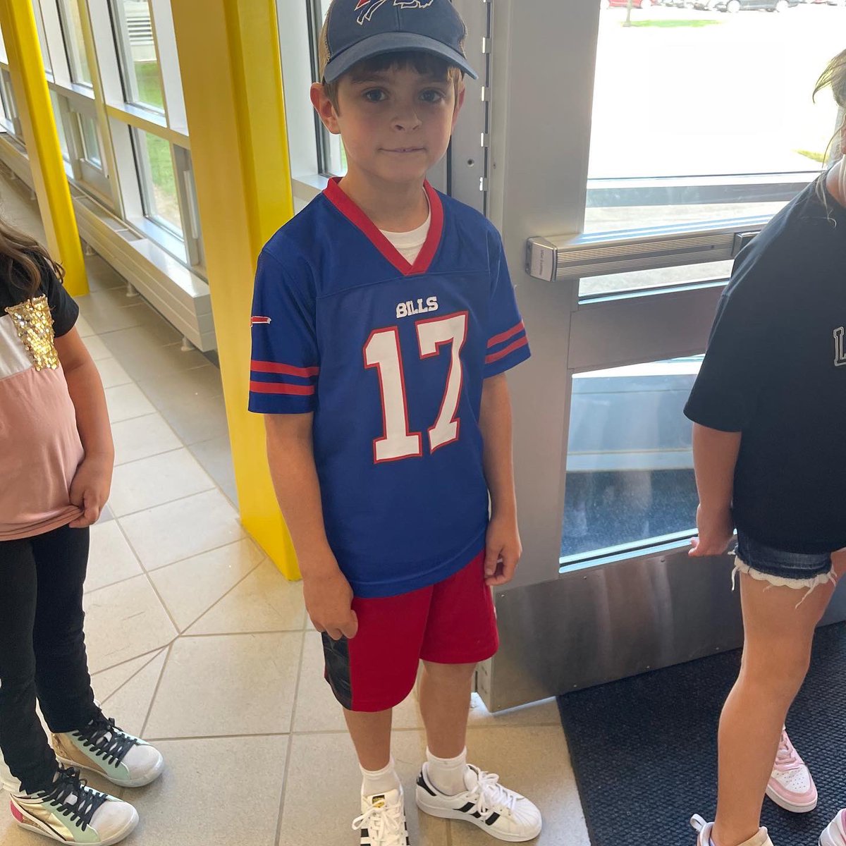 SpencerportCSD's tweet photo. LETโS GOOOO, BUFFALO! Our students & staff at #canalviewelementary are ready for kickoff tonight. Photo cred: Principal Denise Lemcke #CVRocks @BuffaloBills https://t.co/AUEUdNzgSU