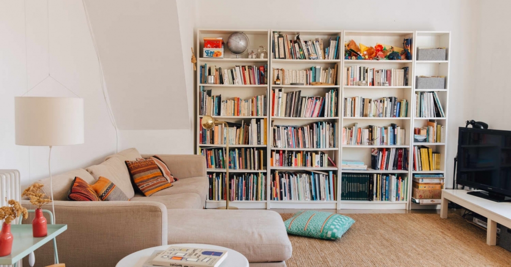 The 2 Reasons a Real Estate Agent Says You Should Get Rid of Your Coffee Table apartmenttherapy.com/real-estate-ag…