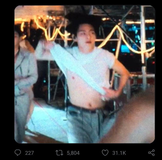 Zoomshi1's tweet photo. @BTSChartsDailyx Here 💀🌝 https://t.co/X0L4UItrsU