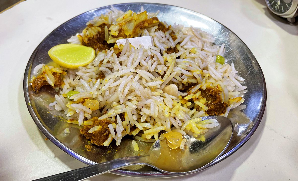 veidehigite's tweet photo. Trying local Jodhpuri cuisine at Vijay restaurant! #Jodhpur #RajasthanTourism #LiveWhatYouLove #PassionTrails #TravelWithKrazyButterfly #IncredibleRajasthan #VijayRestaurant #LocalSpecialities #FoodiesofIndia #IndianFood #RajasthaniCuisine @my_rajasthan @PassionTrails https://t.co/sBi8EhfZ4L