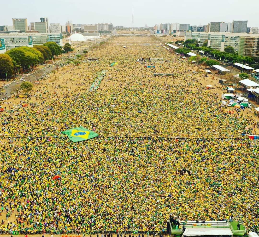 JBattisstta's tweet photo. Em Brasília teve segundo a PM 1 milhão 400 mil. Imagino em SP, RJ e MG .
#derreteesquerda
#BolsonaroReeleitoEm2022 https://t.co/QtLejWRNBj