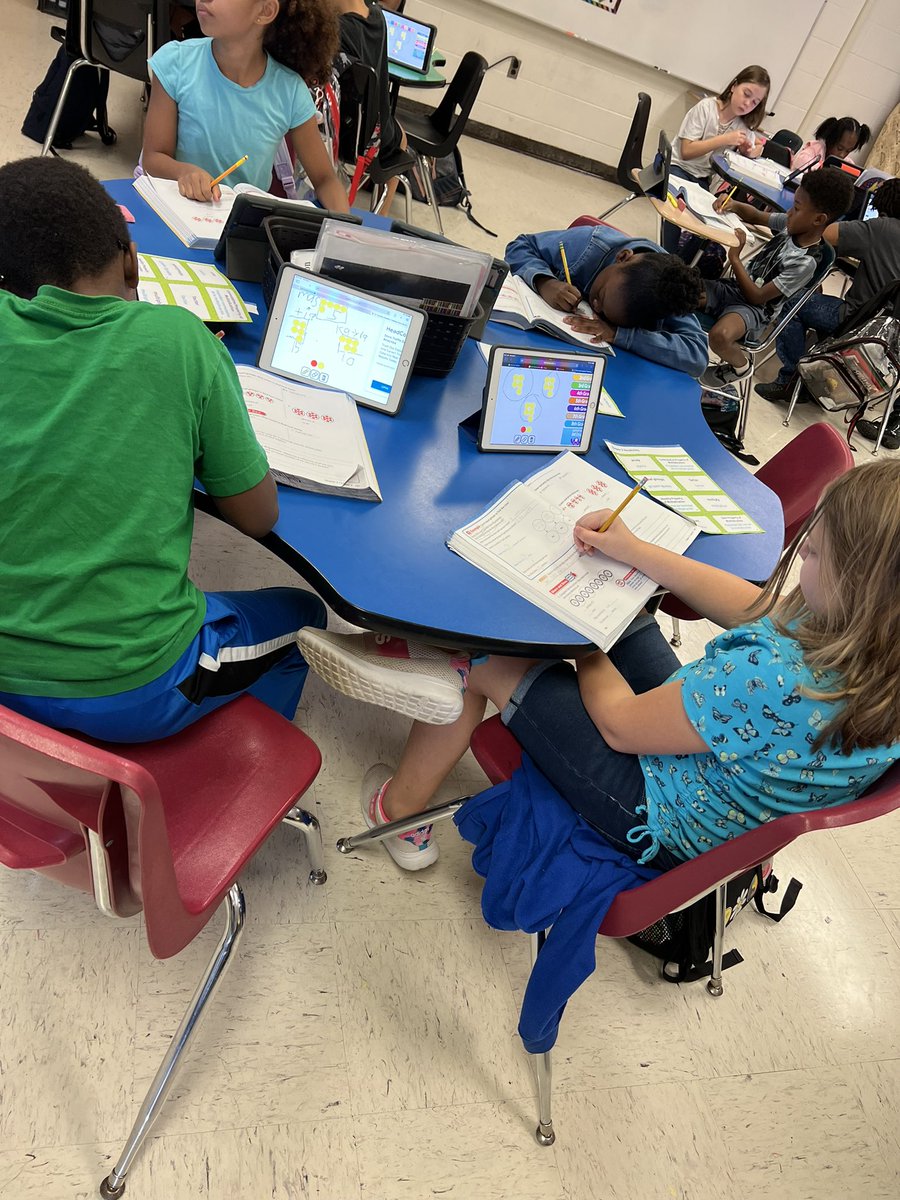 TigerBlueJana's tweet photo. Students are learning about equal groups and using virtual manipulatives to help them solve the problems @EaglesSouthwest https://t.co/FJt7DoGIWY