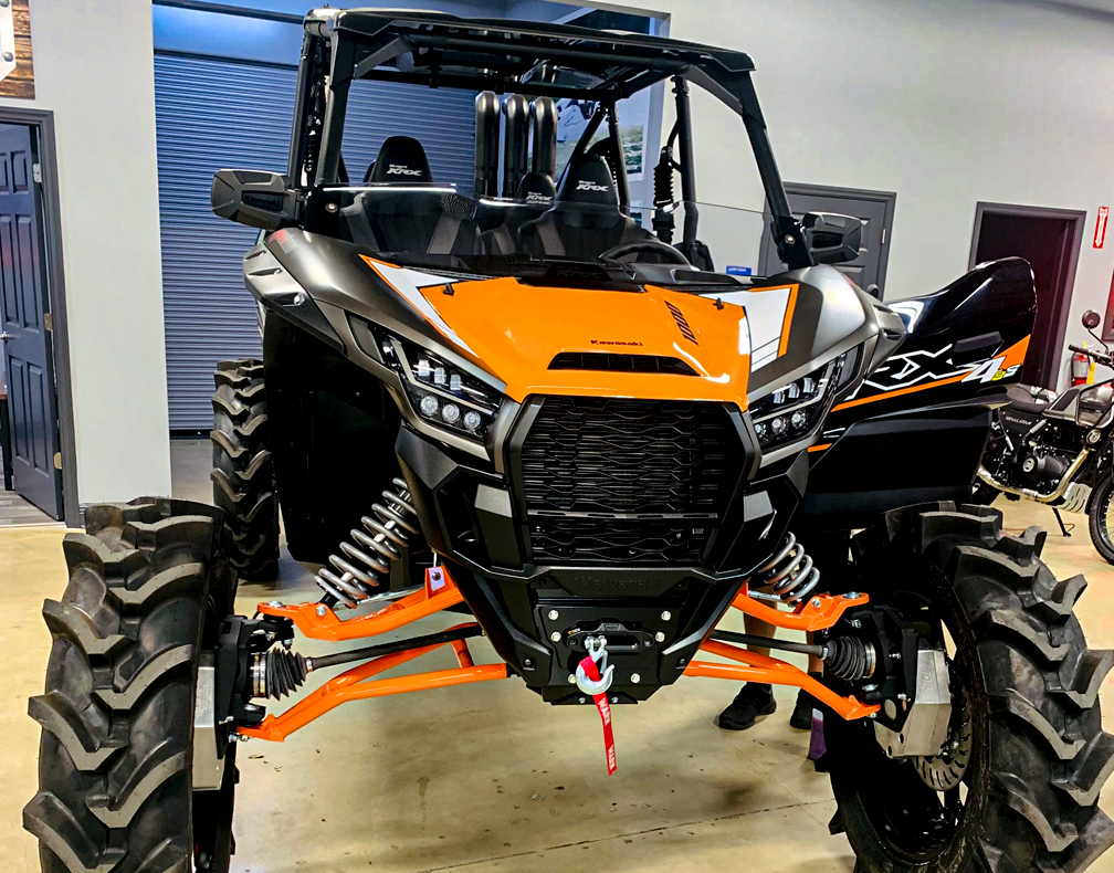 superatvtweet's tweet photo. 😍 This @KawasakiUSA #KRX10004 at @sky_powersports_port_richey is dialed in for any kind of trail riding you could put it through! Sitting on custom painted #SATV Forward Offset A-arms &amp; custom 6" #GDP portal gear lift, topped off with our #DepthFinder Snorkel Kit! 💪⚙ #SuperATV https://t.co/ucS3DNlcOa