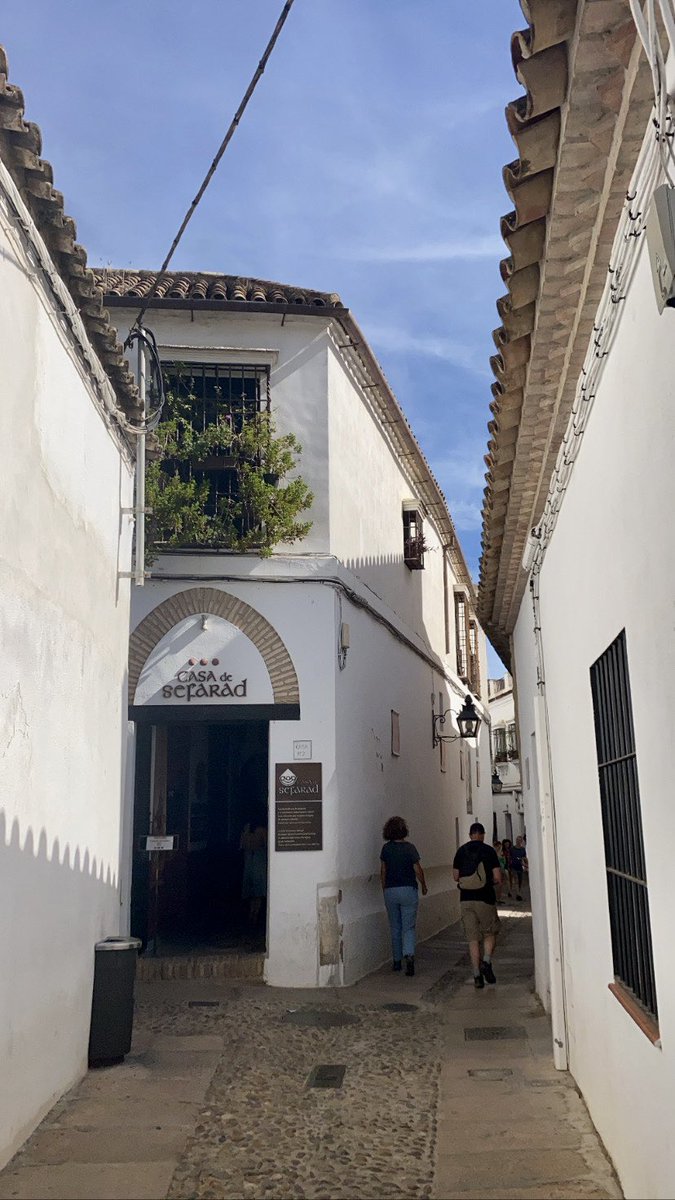 consulat2rital's tweet photo. Judería (quartier Juif) de Córdoba

• Casa de sefarad (centre culturel sur la culture juive sépharade
• Synagogue de Cordoue
• Statue de Maimonide (rabbin andalou)
• Zoco (marché artisanat) https://t.co/1lHYmDPVfd