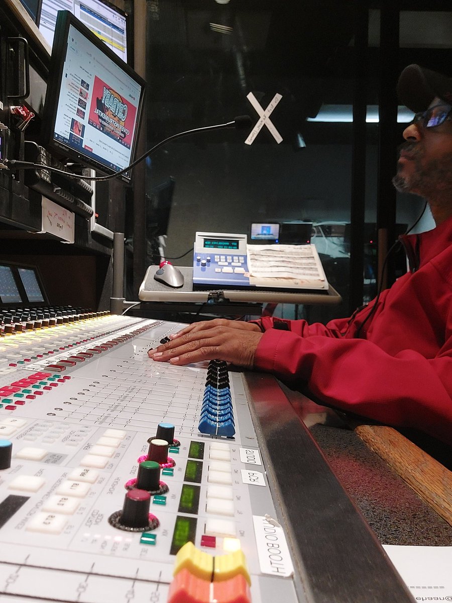 ZeoHDeeH's tweet photo. Currently giving the audio engineer a break... #TVlife #SanDiego #myjob https://t.co/xmd2Ub5Fcf