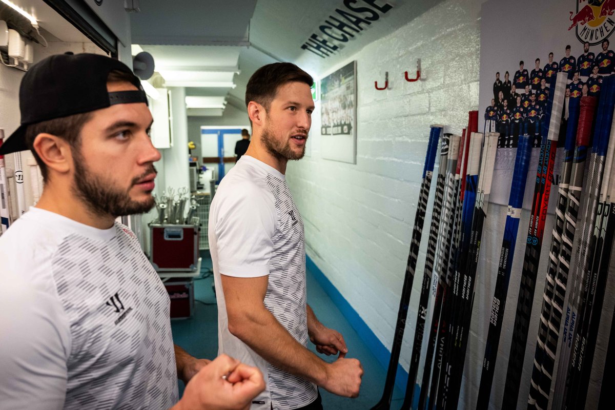 RedBullMuenchen's tweet photo. #RBMvsRAP
Welcher Schläger darf's denn heute sein, Jungs? 🤷‍♂️ Die #redbulls sind in der Halle. 🤩 #miiinga #championsgobeyond https://t.co/fxKqxSxyYi