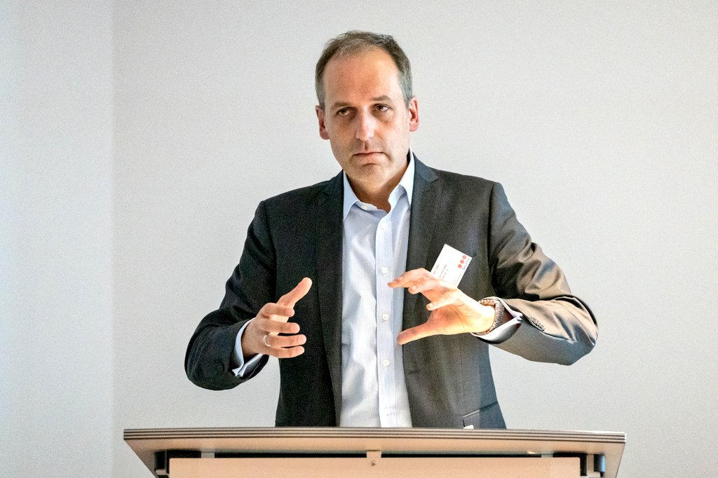 ZOES (@infozoes) on Twitter photo #Energiemarktkrise ist gezielter ökonomischer Angriff in Kriegslogik, sagt Dr. Alexander Götz <a href="/VKUonline/">VKU</a> bei ZOES Dialogforum #KomplexeKrisen #Multimangellage. Plädiert für entschlossenen Ressourceneinsatz #WhatEverItTakes. Danke Beiratschef <a href="/Leckert_/">Leon Eckert</a> & Gastgeber <a href="/securitas_de/">Securitas Deutschland</a> ! #Energiemarktkrise ist gezielter ökonomischer Angriff in Kriegslogik, sagt Dr. Alexander Götz <a href="/VKUonline/">VKU</a> bei ZOES Dialogforum #KomplexeKrisen #Multimangellage. Plädiert für entschlossenen Ressourceneinsatz #WhatEverItTakes. Danke Beiratschef <a href="/Leckert_/">Leon Eckert</a> & Gastgeber <a href="/securitas_de/">Securitas Deutschland</a> !