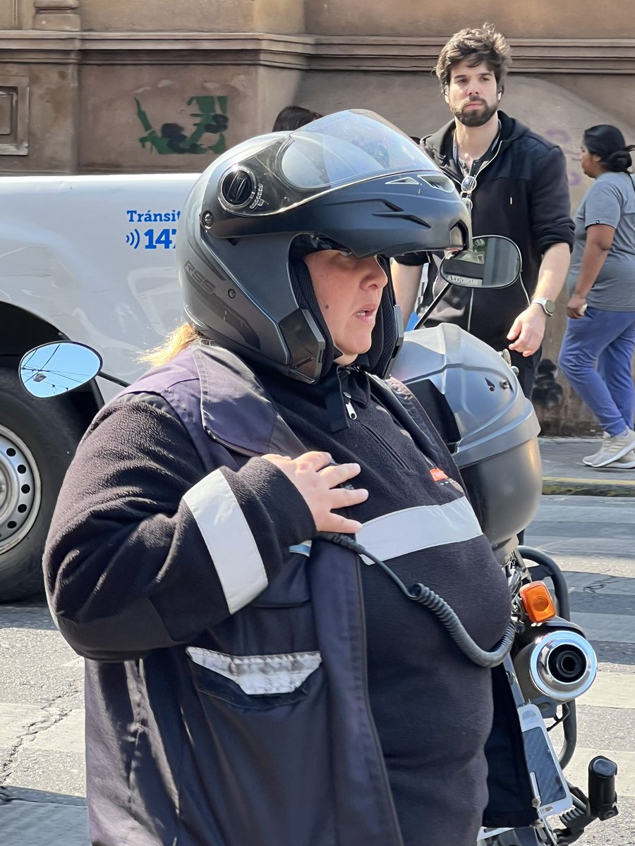 avcoria's tweet photo. Acaso los agentes de tránsito son la peor mierda de Rosario? Estos 2 nos gritaron soretas de mierda luego de preguntarles POR QUÉ dicen que dirigen el tránsito si había 6 cuadras de embotellamiento. DEJEN DE ROBARNOS EN LA CARA Y PROTEJAN AL PELOTUDO DEL ROSARINO QUE TRABAJA!! https://t.co/4FZxBGaOYL