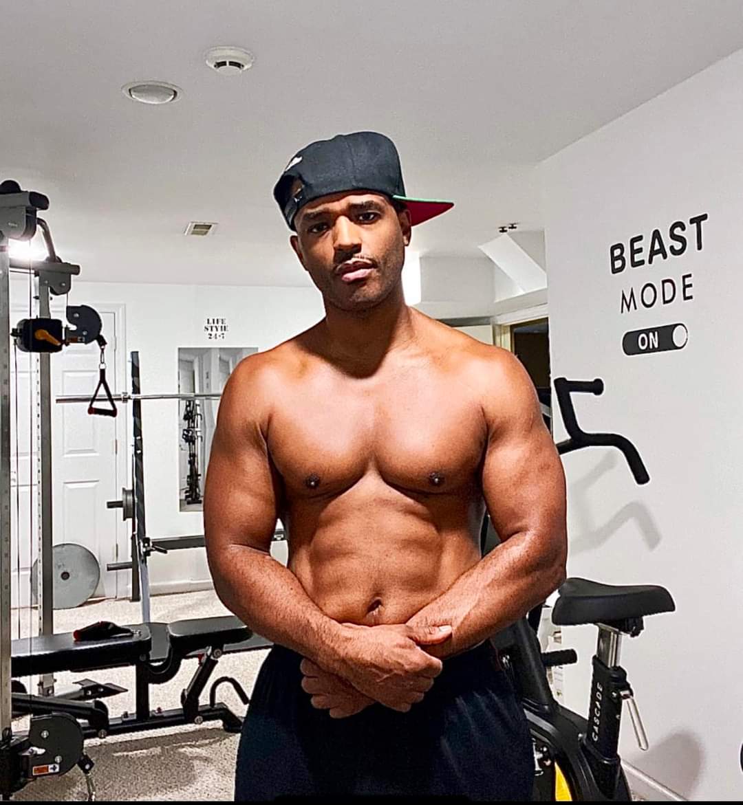 Larenz out here with his nipples out on his birthday! Lawd!  Happy Happy birthday, Larenz Tate 