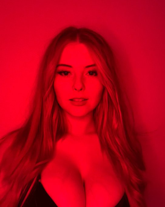 Another selfie from this set because I&rsquo;m obsessed with this red light.  https://t.co/yavaStE08x https://t