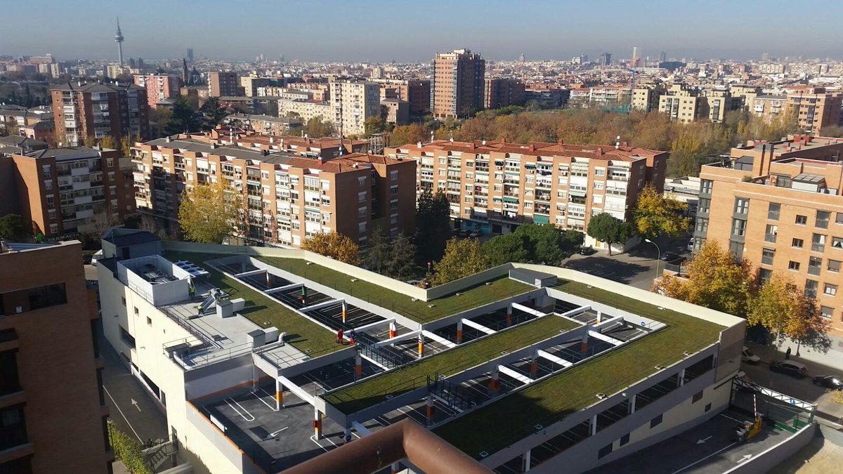 SempergreenESP's tweet photo. Las plantas en arquitectura son algo más que un elemento de decoración:las cubiertas verdes refrescan las ciudades sobrecalentadas y fijan el CO2.En el tejado del parking de un supermercado en Madrid se colocaron 900 m2 de tepes de sedum para contrarrestar el efecto Isla de calor https://t.co/dyYWFxvgr5