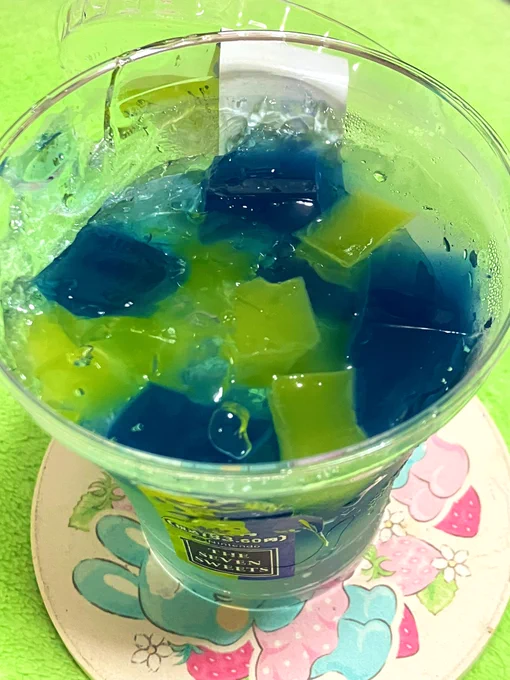 食べながらやろ。人間が食べるものの色じゃない……。 
