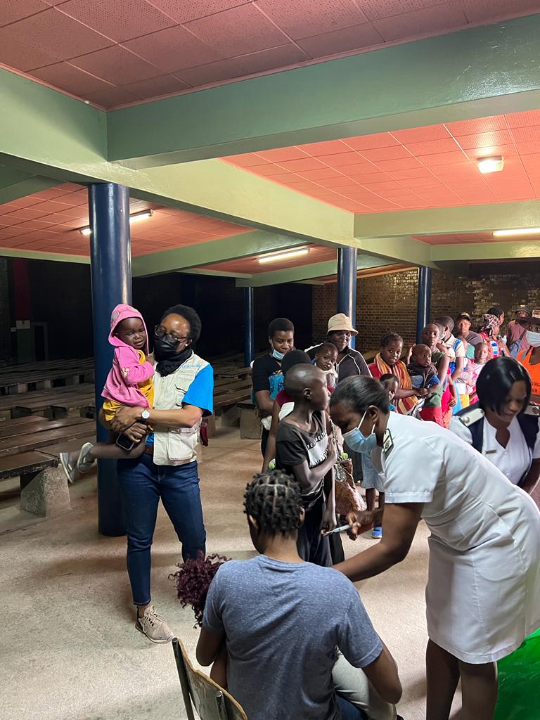 Community members & #Children embraced the #MeaslesVaccination at the outreach point in Sakubva Beit Hall in Mutare, following social mobilisation effort of #VillageHealthWorkers.

#ForEveryChild, immunization. 
@MoHCCZim @UNICEFZIMBABWE #HDFZIM 🇪🇺🇬🇧🇸🇪🇮🇪 @gavi @AWET_Apostolic