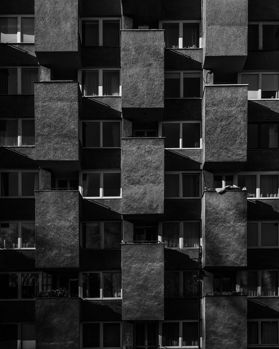 Patrisovic's tweet photo. karowa 18a, 1978.⁣
warszawa, poland.⁣

#photooftheday #photography #blackandwhitephoto #blackandwhite #monochrome #architecture #photo #photographylovers https://t.co/KrgQ3FqNuC