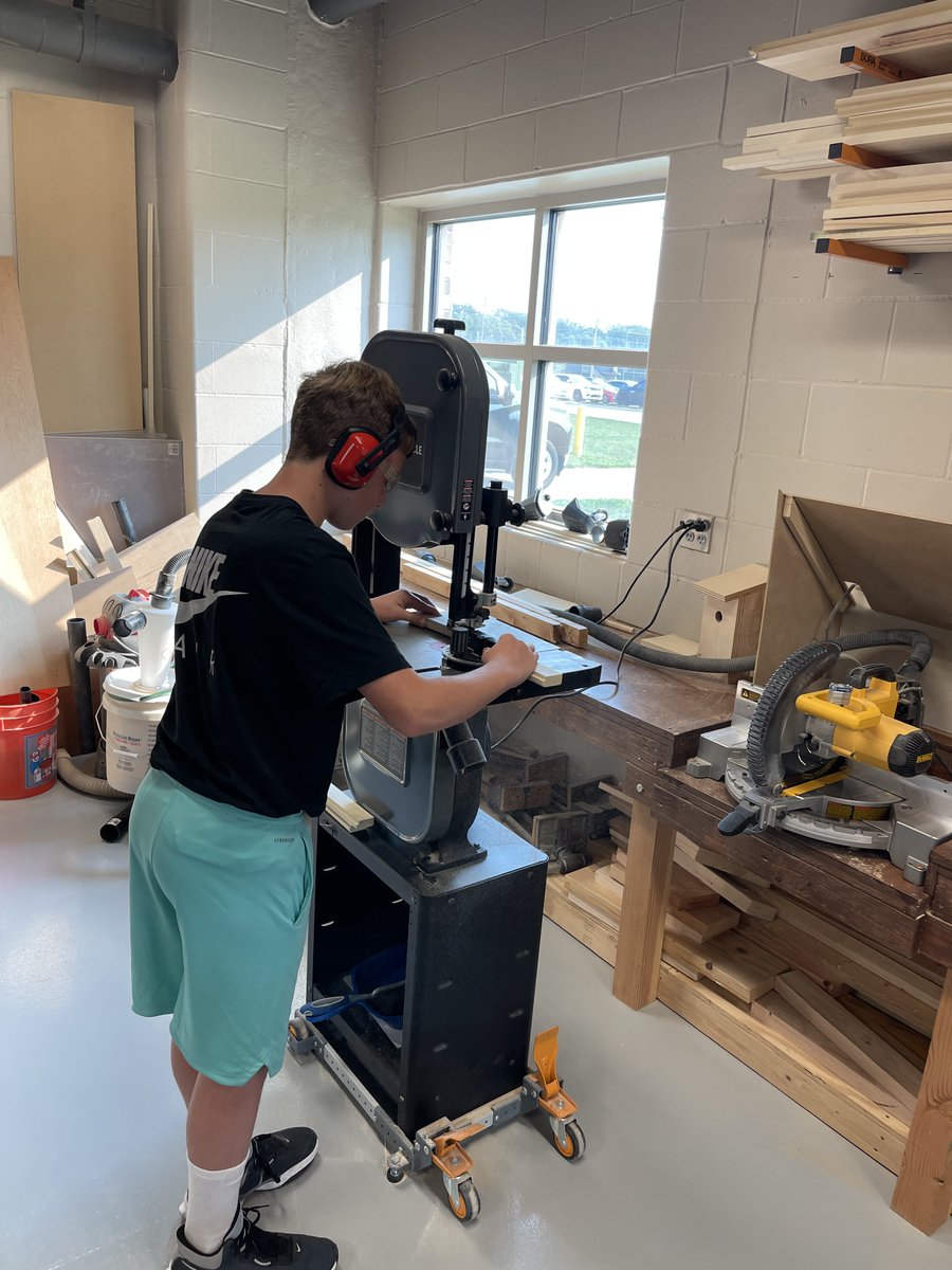 PMS_Titans's tweet photo. STEM 7 students are working hard on their picture frame project!  #stem https://t.co/4raqyN09aD