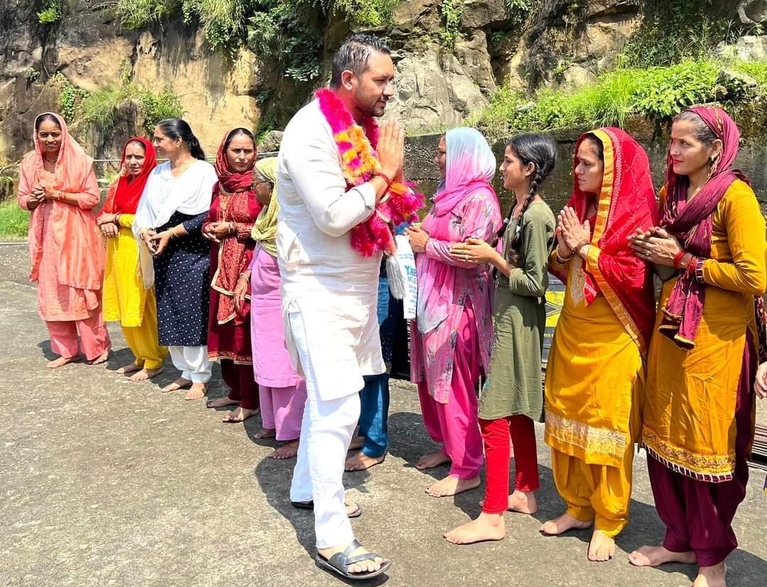YadopatiThakur's tweet photo. #Day_48 #परिवर्तन_यात्रा
आज हमने सरकाघाट विधानसभा क्षेत्र की रिस्सा पंचायत में जाकर जनसंपर्क किया। इस प्यार और सम्मान के लिए आभारी हूँ। इस मौक़े पर बूथ कमेटियाँ भी गठित की। युवक मंडल व महिला मंडल के सदस्यों का धन्यवाद।🙏❤️
@ShuklaRajiv @SanjaySDutt @virbhadrasingh @SachinPilot https://t.co/NTKrQgGUdb