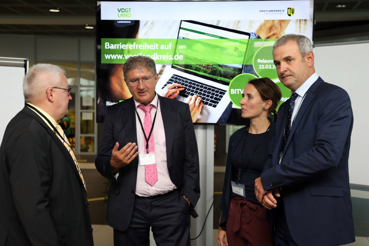 SachsenDe's tweet image. Gemeinsam digital erfolgreich: Beim mittlerweile 10. und größten IT- &amp;amp; Organisationsforum in #Sachsen #ITOF haben sich rund 500 Teilnehmerinnen &amp;amp; Teilnehmer in Dresden über moderne Verwaltung, digitale Souveränität &amp;amp; Informationssicherheit ausgetauscht. medienservice.sachsen.de/medien/news/10…