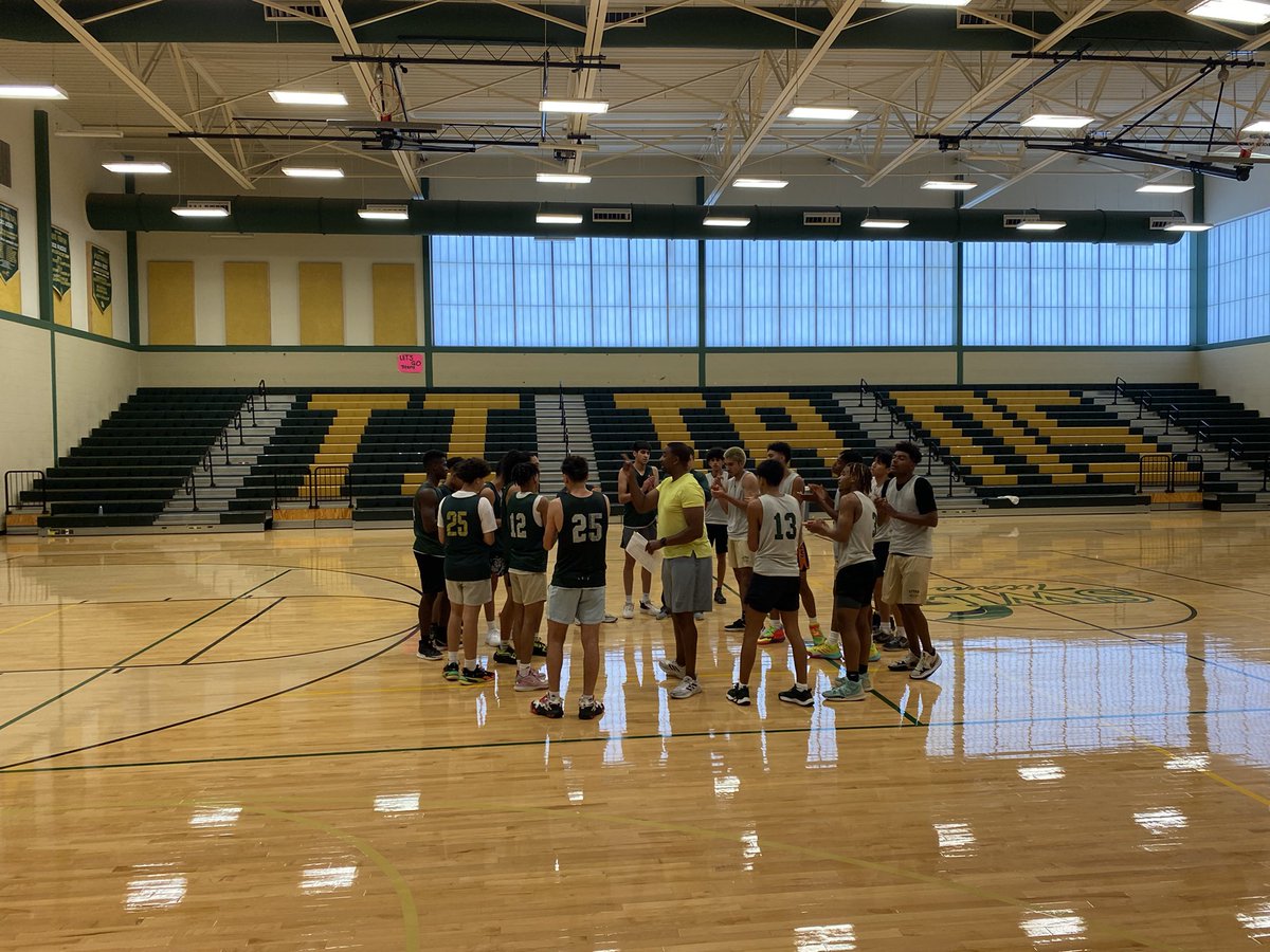 AlamoCityHoops1's tweet photo. Really like @CoachPAbbott intensity &amp; pace, his kids respond to him. 

Keep your eyes on @swisd_swlbbball this fall/winter. They got some players to make serious noise in District 28-5A: 

Emmanuel Villalpando 6’4 Sr
@Gio_2025 6’2 So
David Johnson PG 5’11 Sr
David Arranda 6’0 Fr https://t.co/d5FYEOBgIa