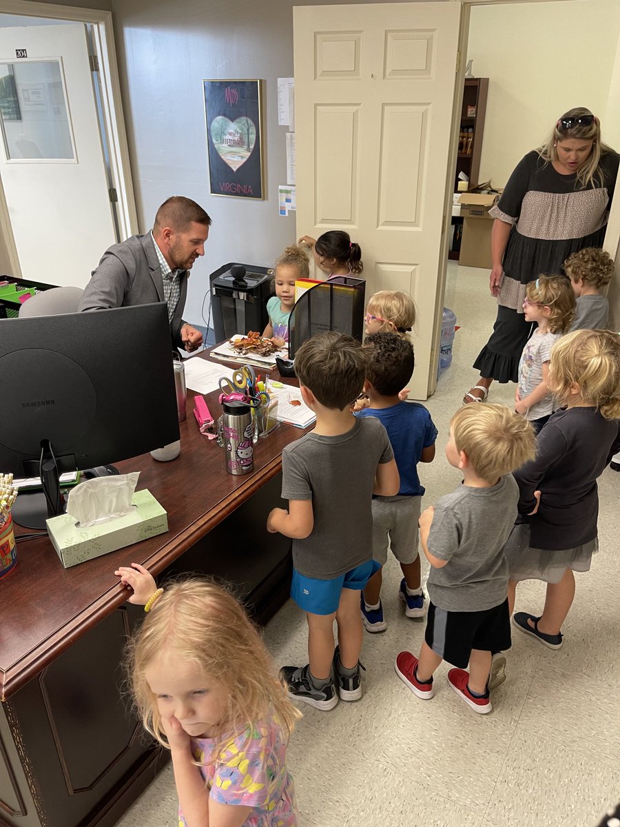 vickibonney's tweet photo. Ms Cook’s Pre-k class went on a walk today learning about how the seasons are changing. They were excited to share their colorful leaves with Mr. Stamper! ⁦@semcvey05⁩ ⁦@jestamper⁩ ⁦@hurtchildadvoc1⁩ https://t.co/gSzzteESNp