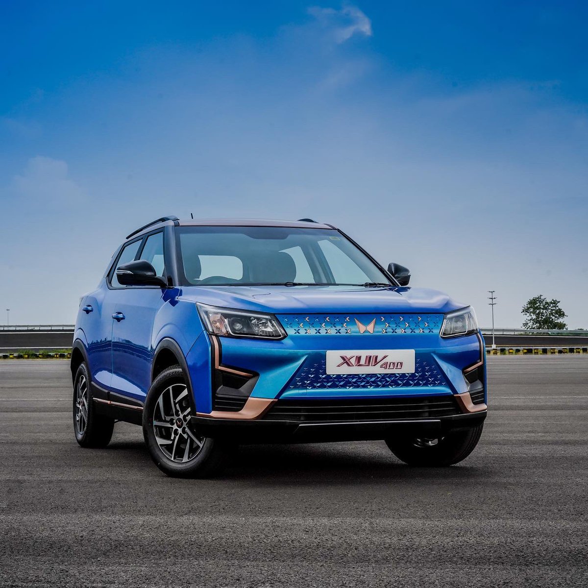 Say hello to the fastest accelerating Mahindra! #XUV400 is their first electric SUV, does 0-100kmph in 8.3 seconds and a top speed of 150kmph. On the Indian driving cycle claimed range is 456km

Bookings and prices in Jan 2023. Deliveries by end Jan 2023