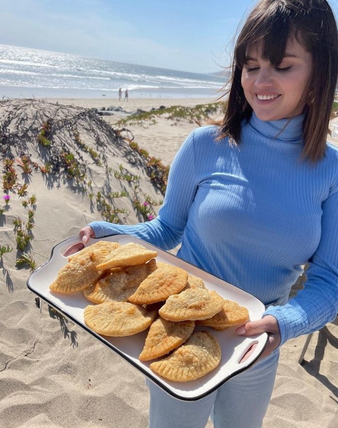 danialmond's tweet photo. Ctmmmm Selena Gómez está en Concón comiendo empanadas 😍🥹 viva mi paissssss https://t.co/DNnjLaiWuv