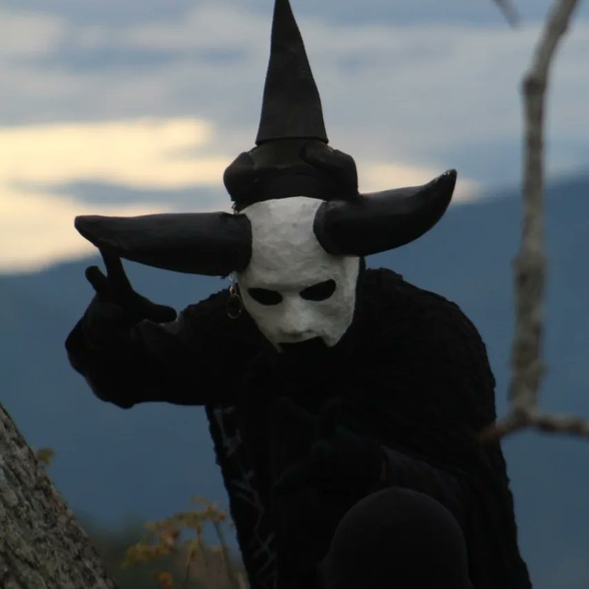 Consumocuidad0's tweet image. Yumer Robayo es “Yu´knaswe´xs”. El artista circense es el personaje detrás del monstruo que por muchos años llevó la violencia a la comunidad indígena Paez de Gaitania en Planadas. 
Estreno este 8 a las 8:50 p.m. en 
#YoSoySmartFilms
#SmartFilms2022

@smartfilmsco
@ClaroColombia