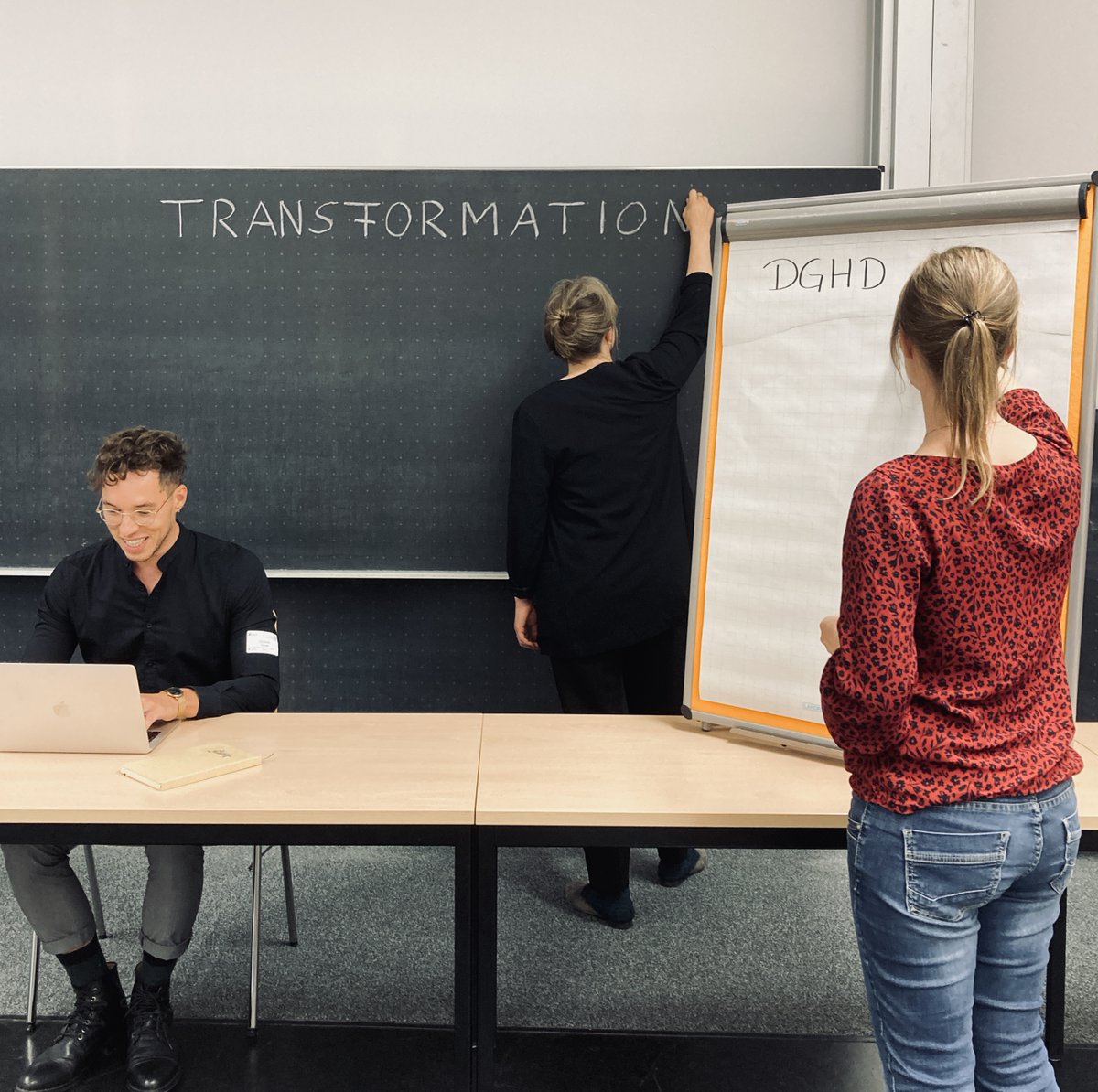 HD_UniLeipzig's tweet photo. Unsere Kolleg:innen der @UniLeipzig und des @HDSachsen untersuchen in ihrem Beitrag auf der #dghd2022 die Potenziale digitaler #Weiterbildungen.

Wir sind besonders gespannt auf die Ergebnisse und Eindrücke von Hochschulen außerhalb Sachsens! https://t.co/hmh1NubpNq