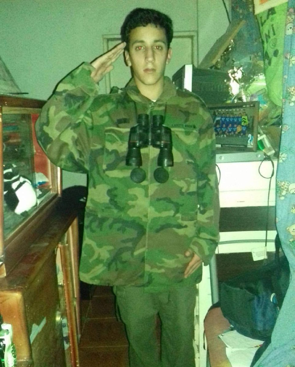 mi mama: donde está el pendejo este le dije que venga a poner la mesa

yo en mi pieza escuchando el himno antes de irme a malvinas: