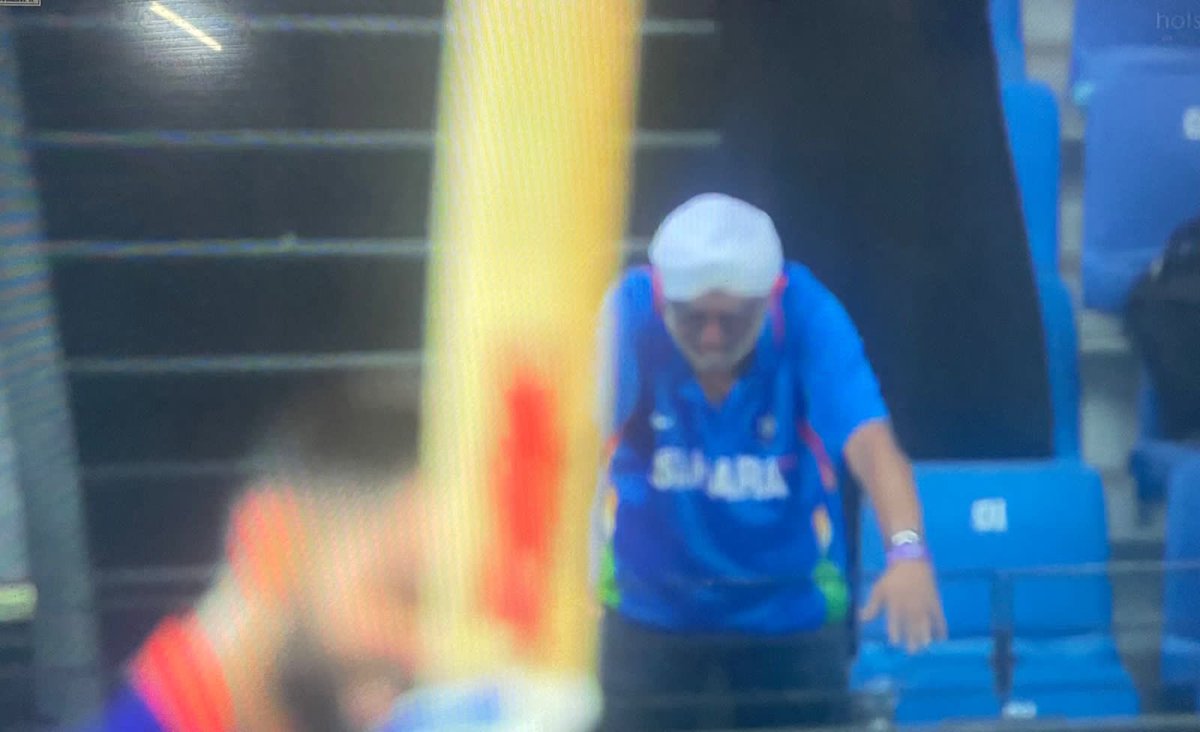 Cricketracker's tweet photo. Take a bow King @imVkohli 👑🙇‍♂️

📸: Disney + Hotstar https://t.co/vTpjHZOw2Q