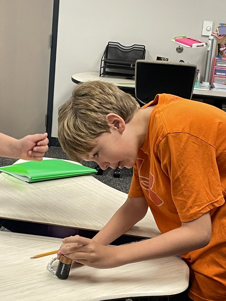shes_lions's tweet photo. The students in Ms. Casey’s class created closed circuits today! It was awesome to see all the 💡 lighting up! Learning and having fun! 💙🦁💛@amoscarelli24 #pascoscience #shesismyhappyplace https://t.co/9DStgOQyM5