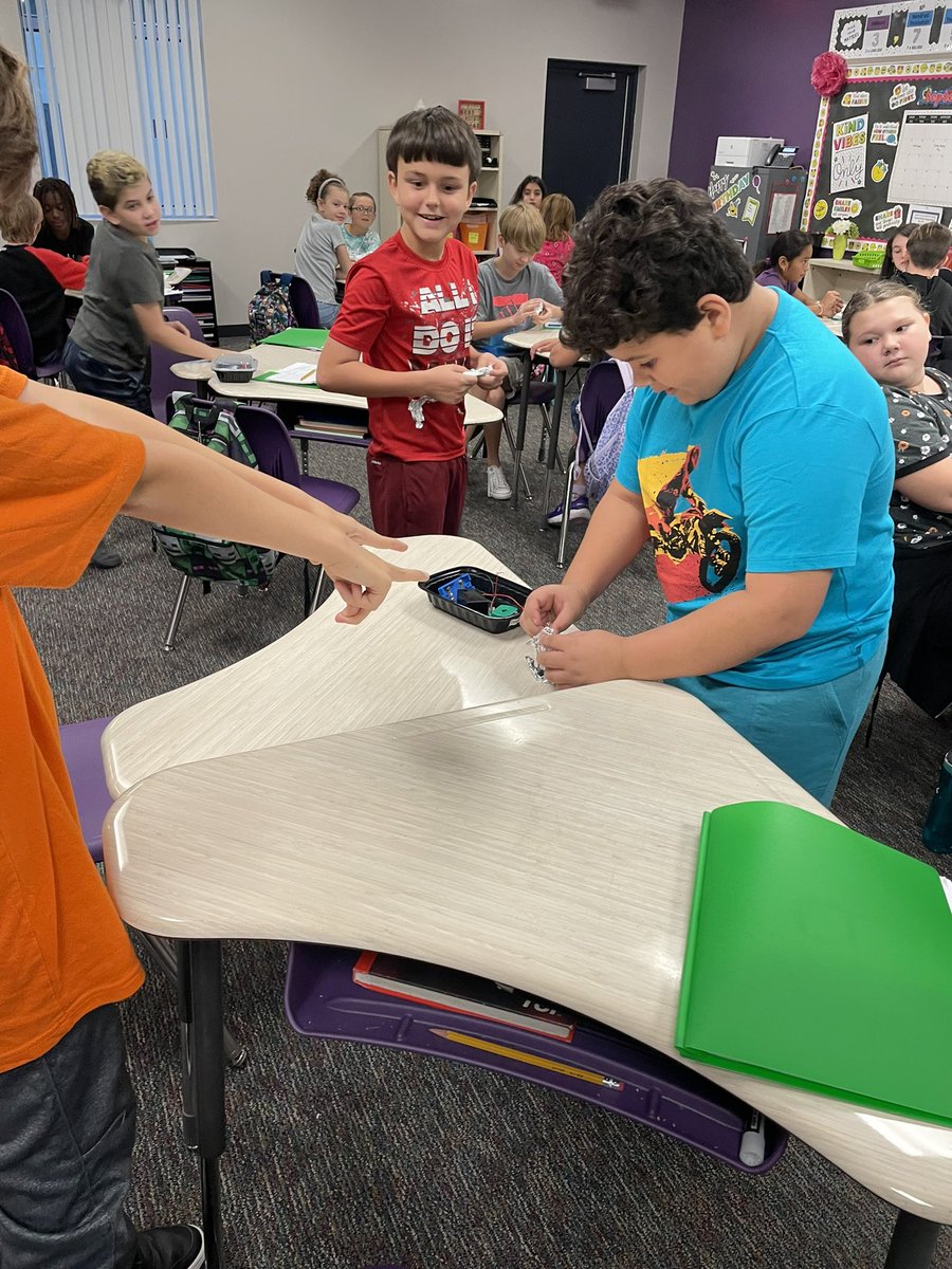 shes_lions's tweet photo. The students in Ms. Casey’s class created closed circuits today! It was awesome to see all the 💡 lighting up! Learning and having fun! 💙🦁💛@amoscarelli24 #pascoscience #shesismyhappyplace https://t.co/9DStgOQyM5