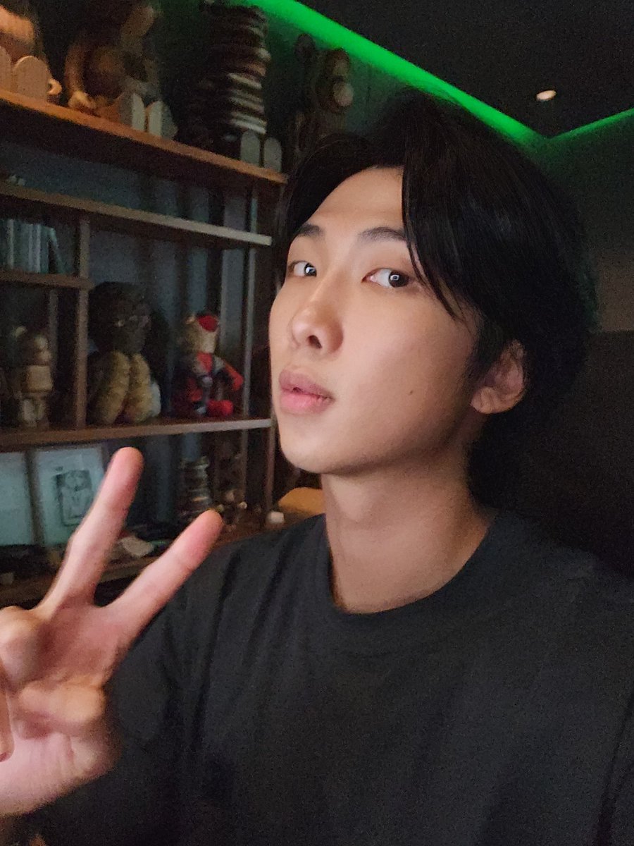 btsrunbangtan's tweet photo. [🐨✨] Namjoon Weverse:

🐨: Weverse saeng-shin (relatório de sobrevivência [saengjon-shingo])

* Enviar 생존신고 basicamente significa deixar as pessoas saberem que você está vivo depois de muito tempo sem postar

©Btstranslation_
#NAMJOON #BTS @BTS_twt https://t.co/BXQMg38ttZ