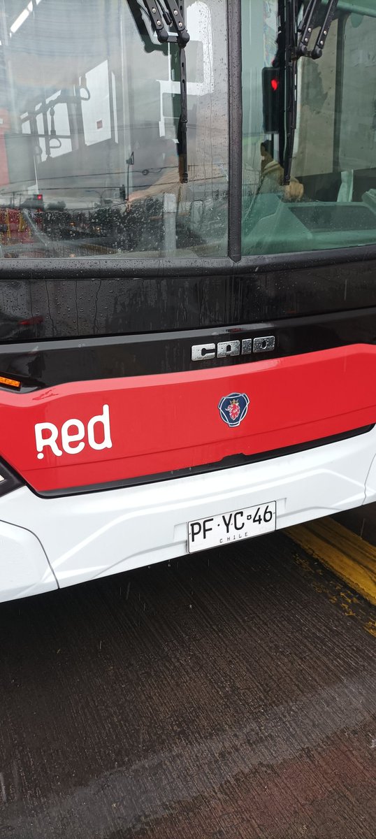 Djmathiax's tweet photo. @MTTChile hace unos 10 minutos conductor bus 107 con patente mostrada en foto, dirección  departamental(oriente), no sé detuvo en el paradero, me acerque a preguntarle porque no nos paró y respondió de manera violenta, intentando atropellarme con el bus. https://t.co/yl651kqtc8