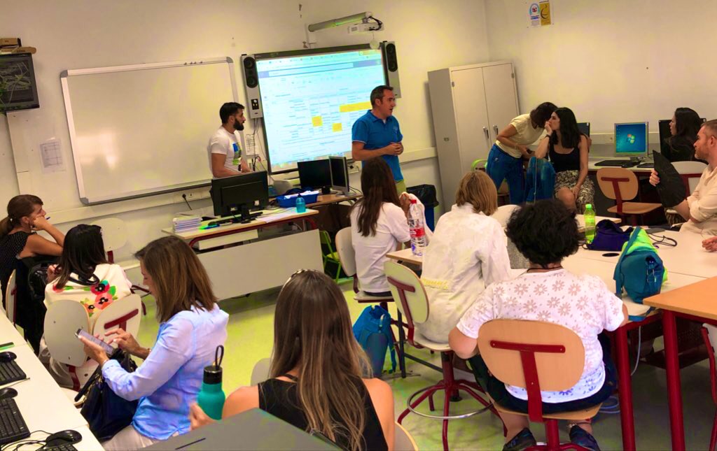 CEIPSOPPA's tweet photo. Empezamos la formación para profesores. Nuestro #TIC y el #compdigedu @JorgeSeral explican los cursos y organización para Educación Infantil, Primaria y Secundaria  #pozuelo #CompetenciaDigitalDocente #docentes #digitalización https://t.co/GuUaUqS82e
