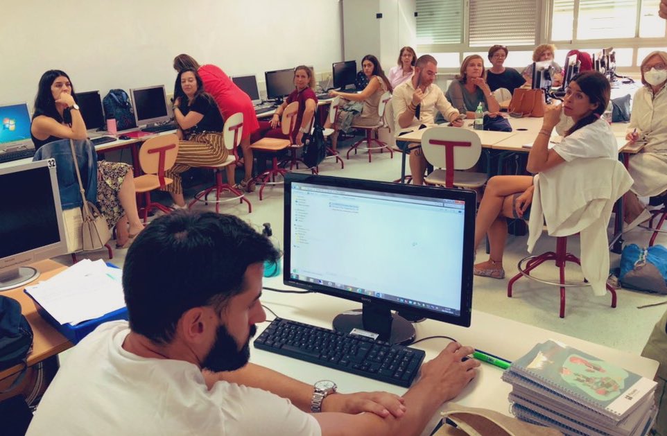 CEIPSOPPA's tweet photo. Empezamos la formación para profesores. Nuestro #TIC y el #compdigedu @JorgeSeral explican los cursos y organización para Educación Infantil, Primaria y Secundaria  #pozuelo #CompetenciaDigitalDocente #docentes #digitalización https://t.co/GuUaUqS82e