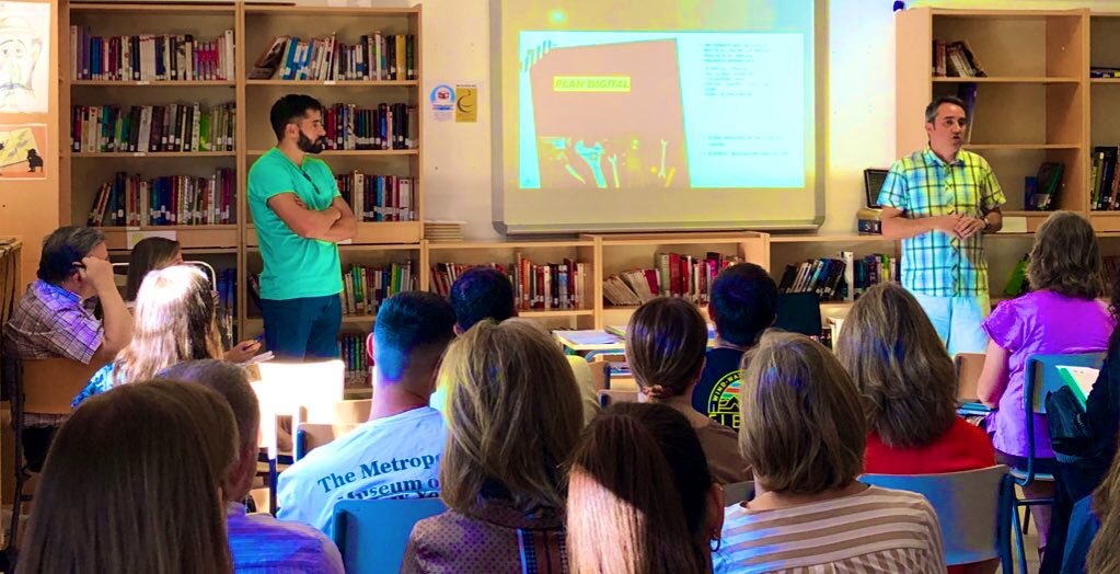 CEIPSOPPA's tweet photo. Empezamos la formación para profesores. Nuestro #TIC y el #compdigedu @JorgeSeral explican los cursos y organización para Educación Infantil, Primaria y Secundaria  #pozuelo #CompetenciaDigitalDocente #docentes #digitalización https://t.co/GuUaUqS82e