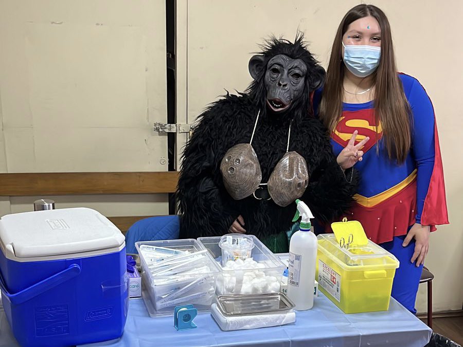 SaludLosAndes's tweet photo. #SemanaAPS
En la Semana de la Atención Primaria de Salud los funcionarios del Cesfam Centenario se motivaron y los esperan hoy en las distintas atenciones a los usuarios, disfrazados 👩🏻⚕️🧑🏻🎤🦸🏻♂️
Acá el equipo del vacunatorio que actualmente funciona en la Cruz Roja, calle Membrillar💉 https://t.co/E5lnm79daD