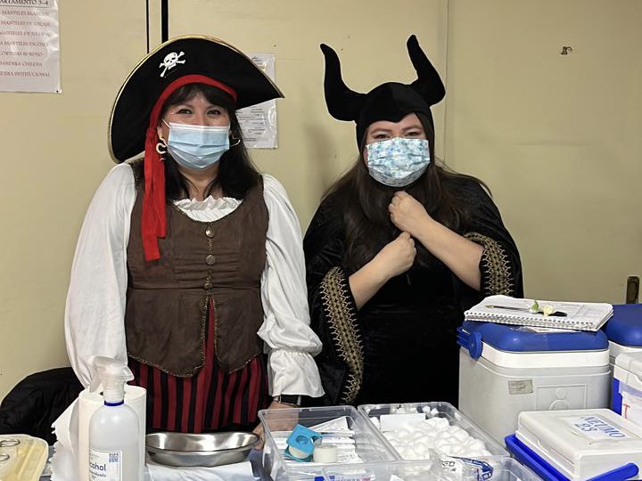 SaludLosAndes's tweet photo. #SemanaAPS
En la Semana de la Atención Primaria de Salud los funcionarios del Cesfam Centenario se motivaron y los esperan hoy en las distintas atenciones a los usuarios, disfrazados 👩🏻⚕️🧑🏻🎤🦸🏻♂️
Acá el equipo del vacunatorio que actualmente funciona en la Cruz Roja, calle Membrillar💉 https://t.co/E5lnm79daD
