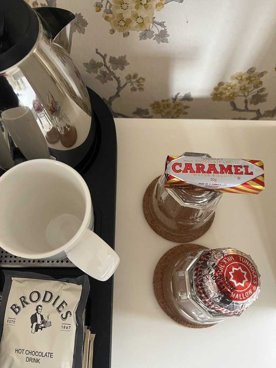 carolematthews's tweet photo. Quality hotel scoff. C : ) xx #helloscotland https://t.co/kiTTXjua5W