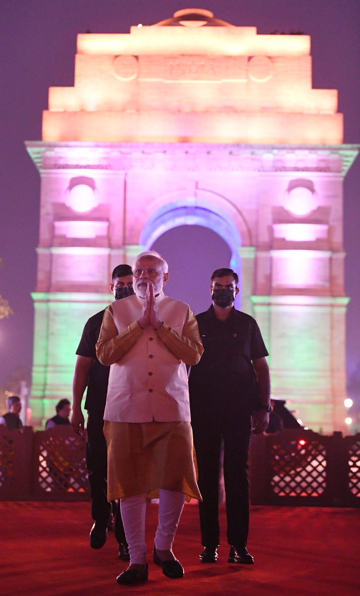 BJP4India's tweet photo. गुजरे हुए कल को छोड़कर, आने वाले कल की तस्वीर में नए रंग भरता ये 'नया भारत' है।

नेता जी को कोटि-कोटि नमन। https://t.co/8GslwHE5BZ