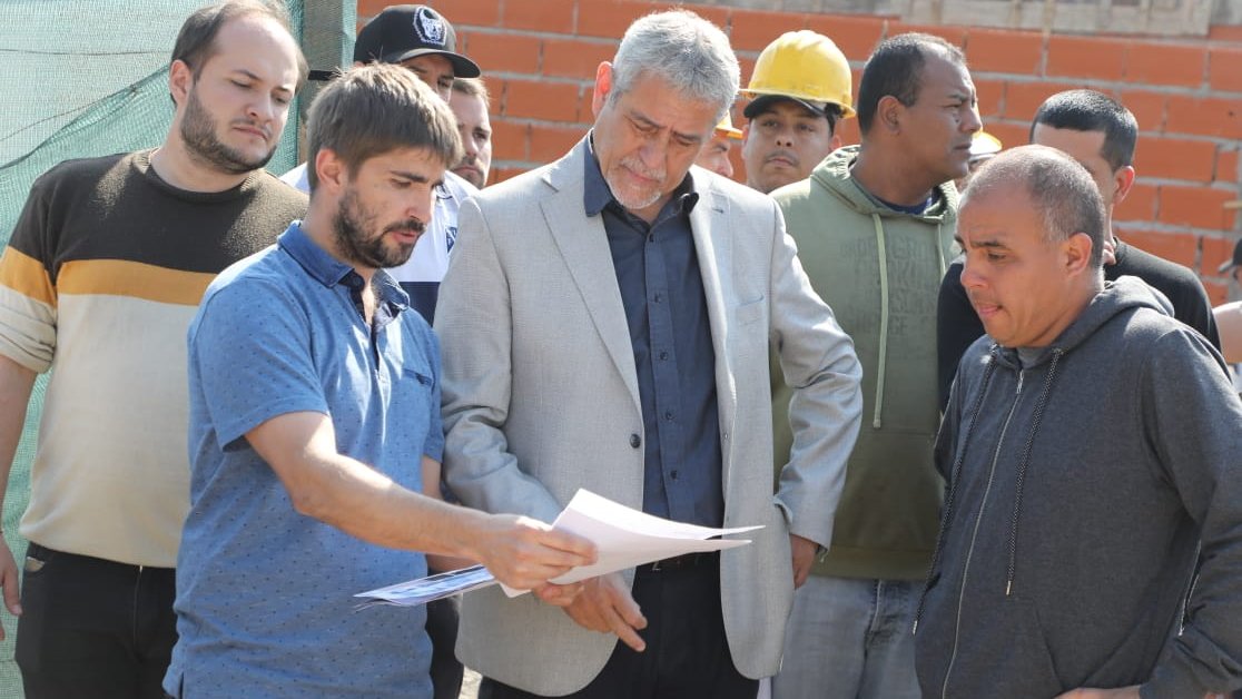 jorgeferraresi's tweet photo. Durante la visita recorrimos viviendas en obra en los predios Tranquila, Caem y Esperanza. En total son 96 casas con una inversión del @MinHabitatAR que supera los $462 millones. Además, se esta construyendo un jardín maternal con el programa #PROMEBA. https://t.co/Lq0BobsguU