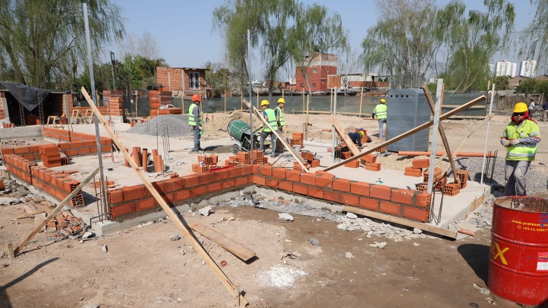 jorgeferraresi's tweet photo. Durante la visita recorrimos viviendas en obra en los predios Tranquila, Caem y Esperanza. En total son 96 casas con una inversión del @MinHabitatAR que supera los $462 millones. Además, se esta construyendo un jardín maternal con el programa #PROMEBA. https://t.co/Lq0BobsguU